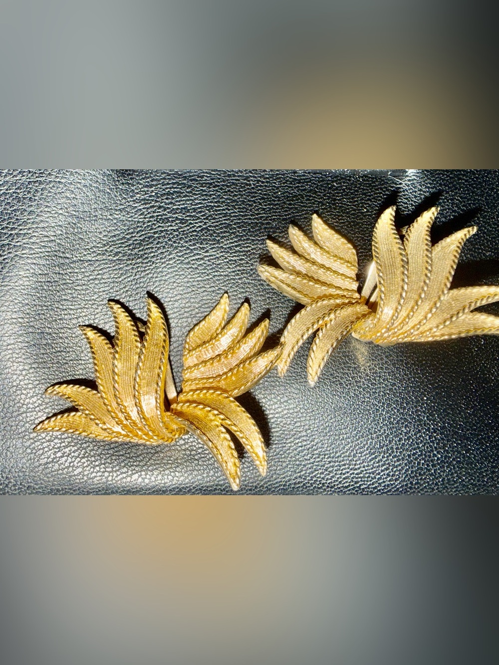 Vintage Boucher Leaf Gold Tone Bracelet and Statement Clip-On Earrings - Picture 5 of 13